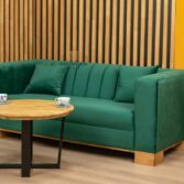 großes flaschengrünes Sofa mit Holzbeinen