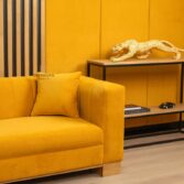 zweisitziges Polstersofa mit Kissen