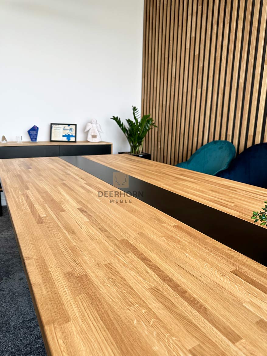 Bürotisch mit Holzplatte