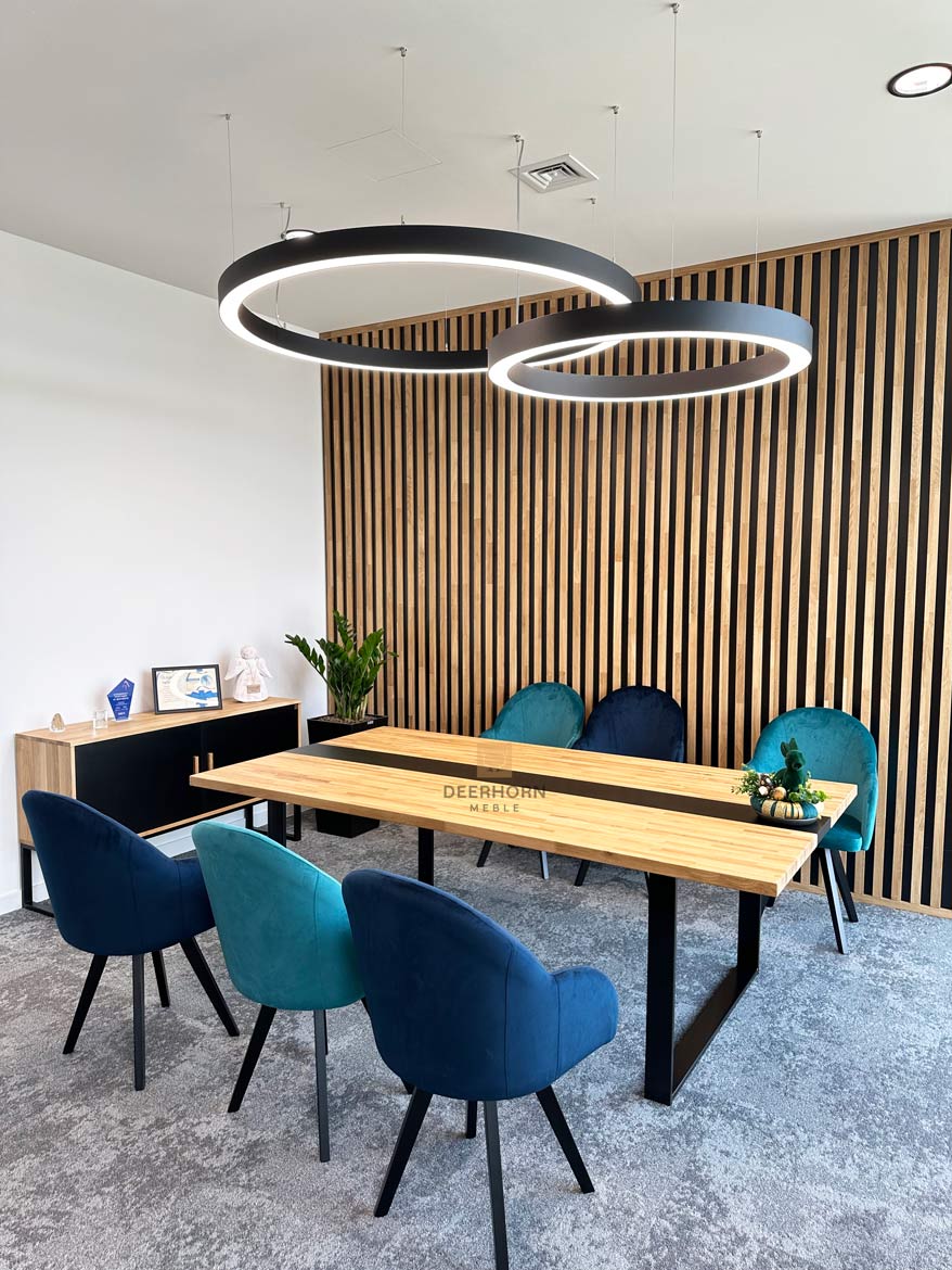 Bürotisch und Stühle