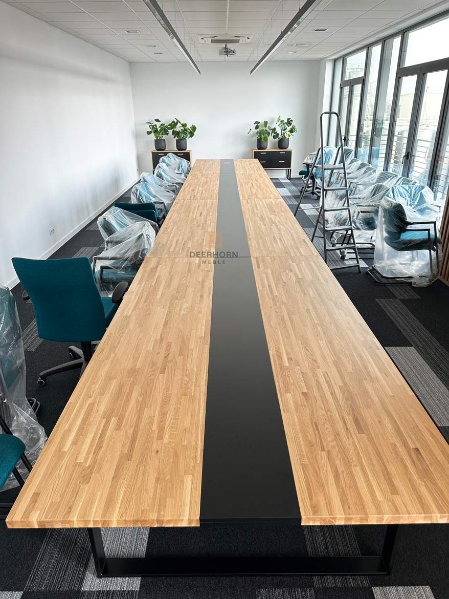 Konferenztisch und Stühle