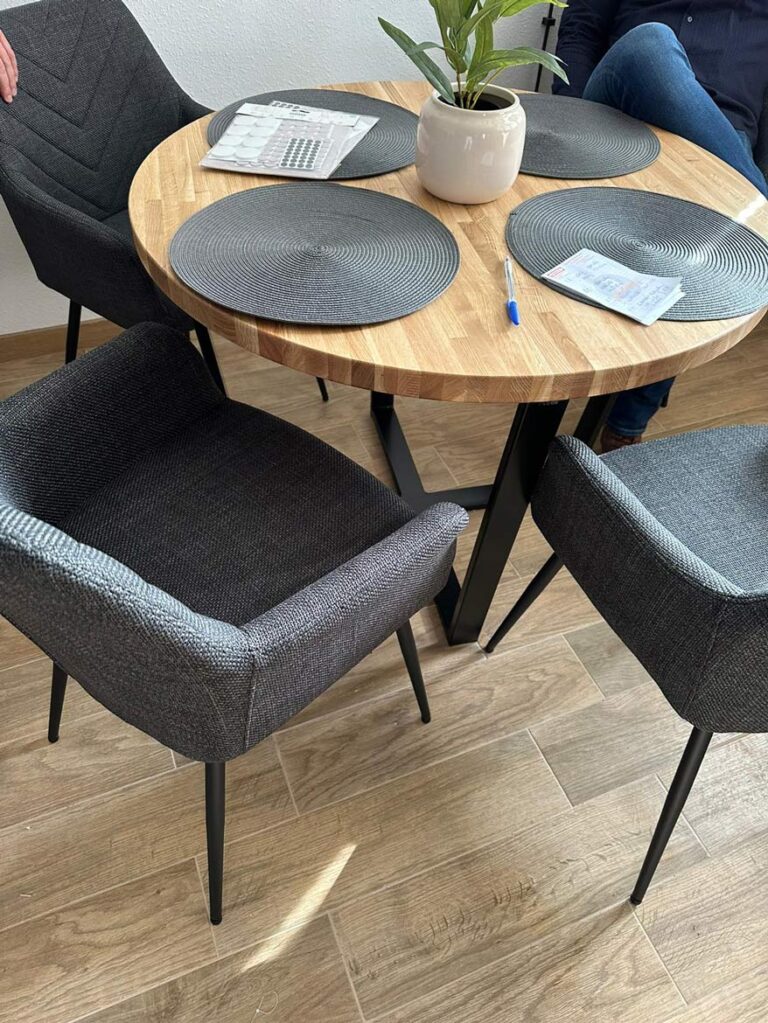 Tisch mit Holzplatte