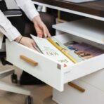 weißer Schrank mit Schubladen