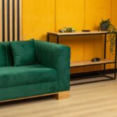 Grünes Wohnzimmersofa mit Holzbeinen