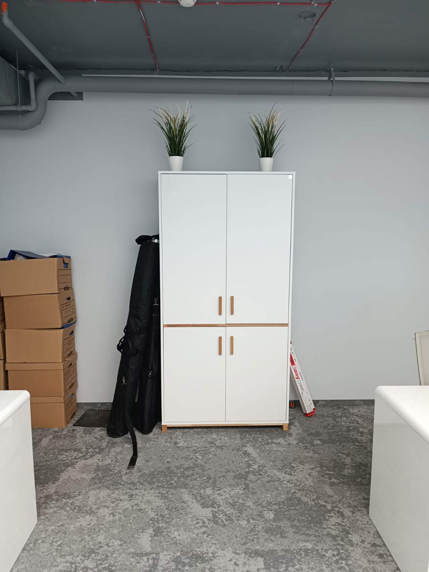 weißer Schrank für das Büro