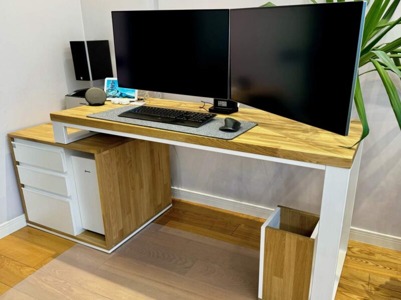 Gaming-Schreibtisch mit Podest und zwei Monitoren