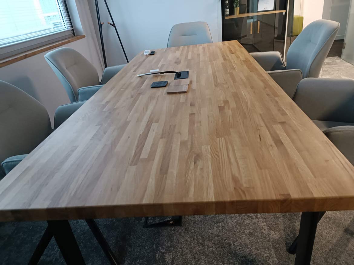 Konversationstisch aus Holz