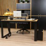 biurko do komputera, widok z przodu