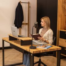 Bequemer Schreibtisch aus Holz