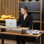 małe biurko, zbliżenie na biurko