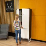 weißer Schrank für das Büro