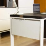 Weißer Schreibtisch mit weißen Metallbeinen