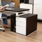 Weißer Schreibtisch mit Bürocontainer