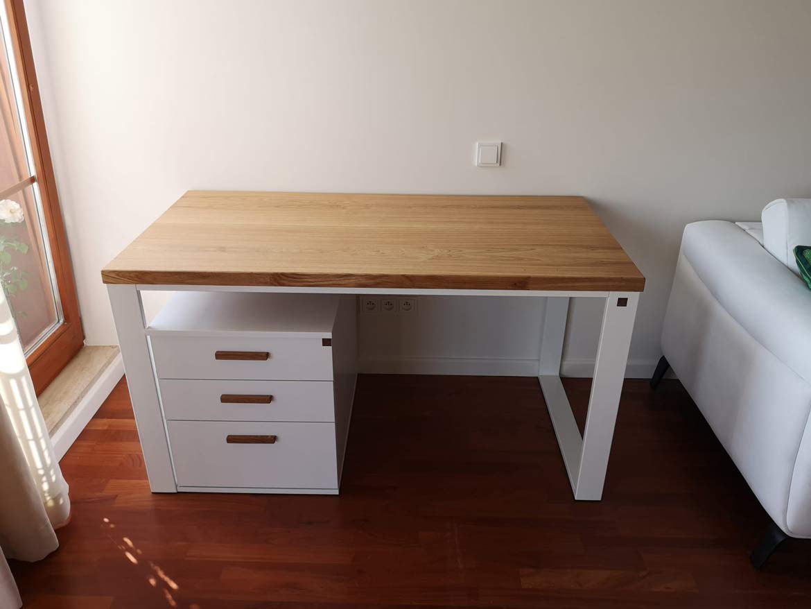 Weißer Schreibtisch mit Unterbau