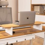 Bürotisch mit Kabelorganisation