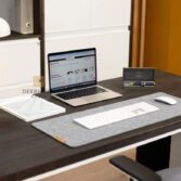 schwarzer Bürotisch