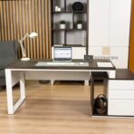 Schreibtisch für sitzende Tätigkeiten