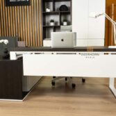 Eckschreibtisch mit weißer Tafel davor