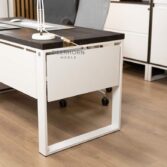 Schreibtisch mit weißen Bezügen