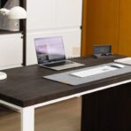 biurko z czarnym blatem