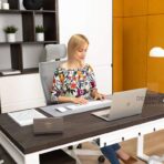 biurko z meblami do biura