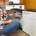 Schreibtisch mit Schrank