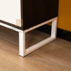 Büroschrank auf Metallbeinen