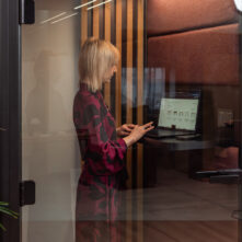 budka do rozmów telefonicznych w open space