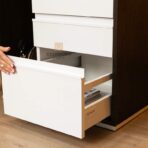 schwarzer Schreibtischschrank