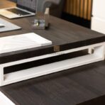 Schreibtisch aus schwarzem Holz