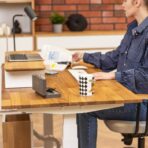 Höhenverstellbarer Schreibtisch für Frauen