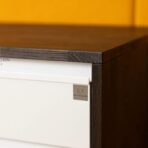 Sockel unter dem Schreibtisch