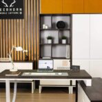 Möbel aus dunklem Holz