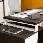 nowoczesne biurko w eleganckim stylu