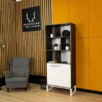 Bücherregal auf Metallbeinen