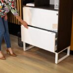 Bücherregal mit Schubladen für das Büro