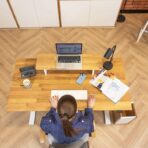 verstellbarer Schreibtisch am Arbeitsplatz