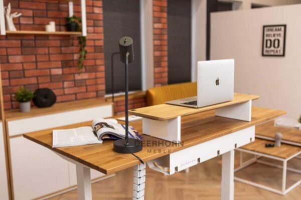 Verstellbarer Schreibtisch mit Laptop-Hülle