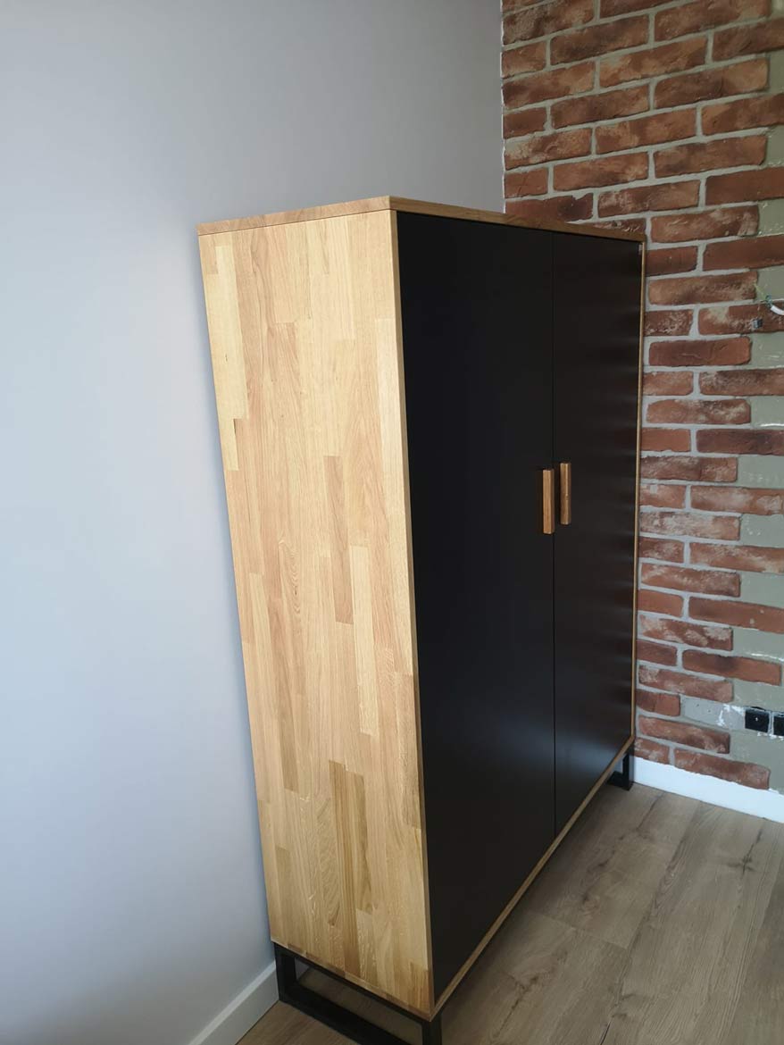 Büroschrank aus Holz