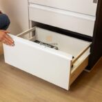 Schrank mit Schubladen unter dem Schreibtisch