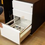 Schrank mit Schubladen unter dem Schreibtisch