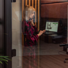 tkanina akustyczna do biura na zamówienie