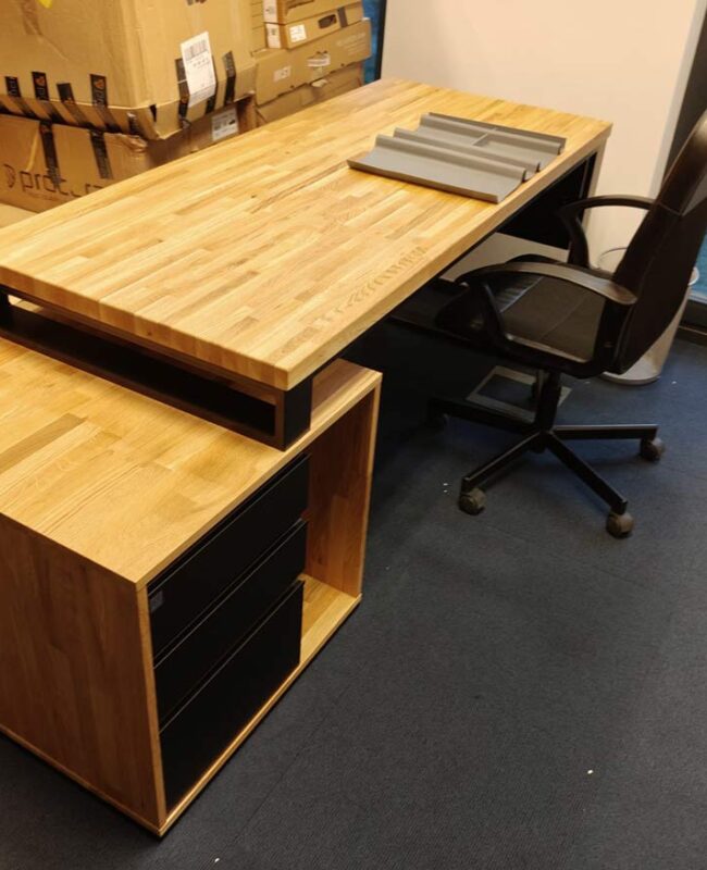 Schreibtisch mit Eichenplatte und Eichenholzsockel