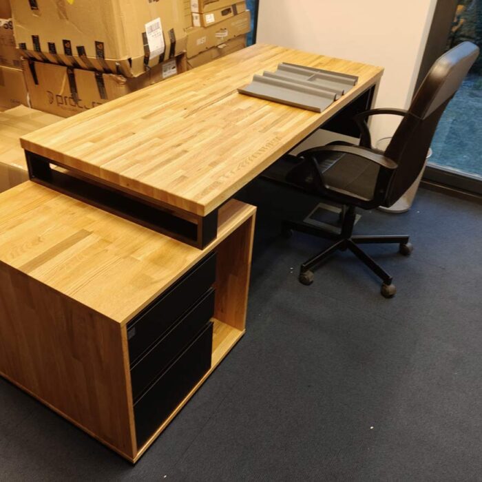 Schreibtisch mit Eichenplatte und Eichenholzsockel