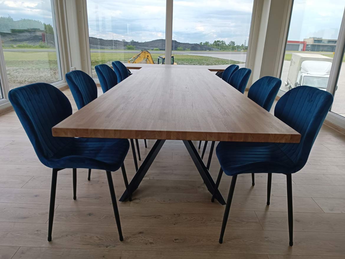 Konferenztisch aus Holz mit 12 blauen Stühlen