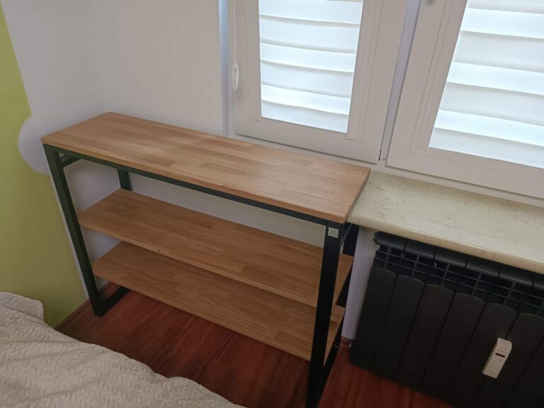Kleines Bücherregal mit Regalen als Heimkonsole – maximaler Stil, minimaler Platz
