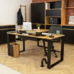 Eckschreibtisch mit ergonomischem Drehstuhl