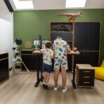 Schreibtisch mit verstellbarer Platte für einen Teenager