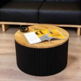Schwarzer geriffelter runder Tisch