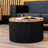 Schwarzer geriffelter runder Tisch